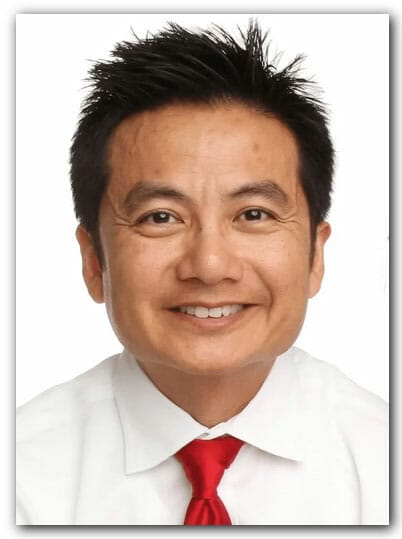 El Dr. Thanh Nguyen de Accident Doctors AZ con camisa blanca y corbata roja.